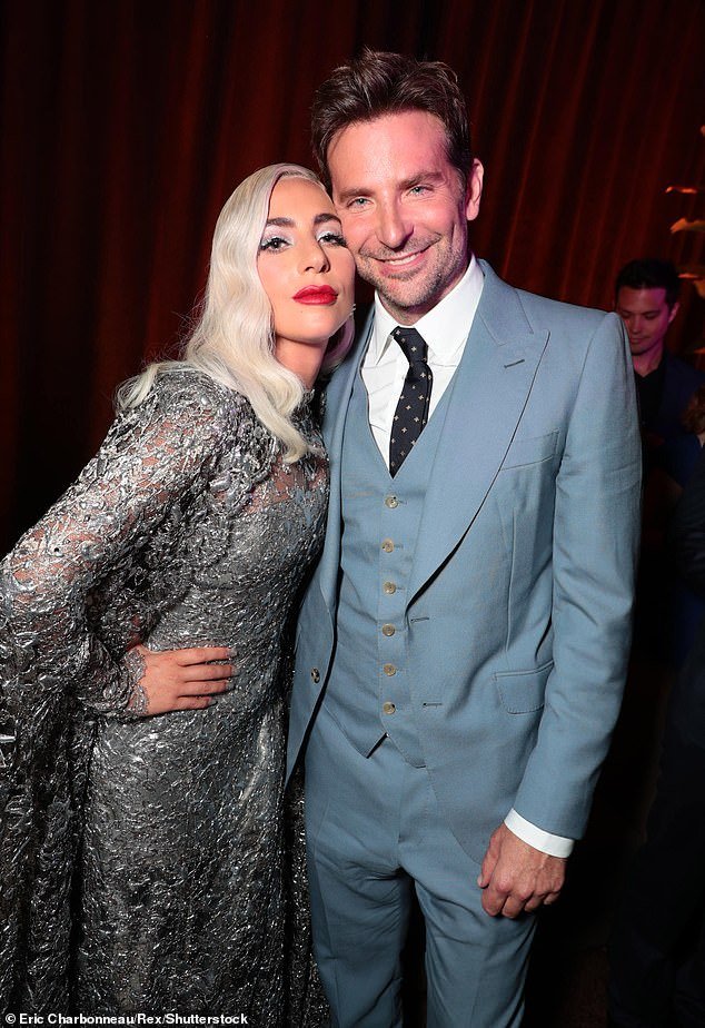 Το σημάδι από το κόκκινο κραγιόν της Lady Gaga στο πιγούνι του Μπράντλεϊ Κούπερ ανάβει φωτιές [εικόνες] | iefimerida.gr 4