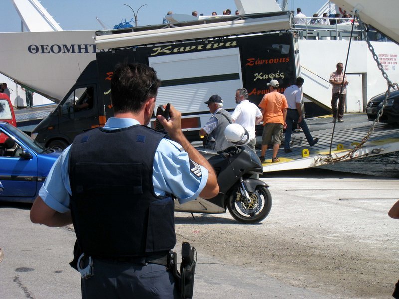 Αστυνομικός επικοινωνεί με το... προβληματικό TETRA / Φωτογραφία: EUROKINISSI