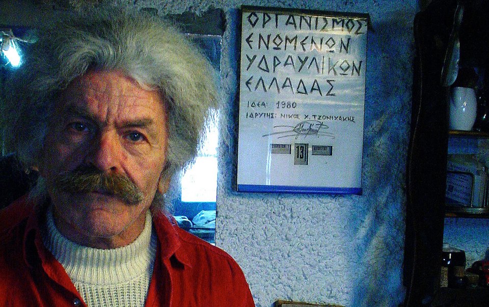 Ο Ροκ Υδραυλικός, Νίκος Τζονιχάκης, στο εργαστήριο-σπίτι του στην Κυψέλη, το 2002. Ιδρυτής του Οργανισμού Ενωμένων Υδραυλικών Ελλάδας (1980) και δημιουργός εκπληκτικών ποιημάτων και τραγουδιών.
