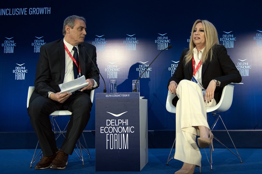 Η πρόεδρος του ΚΙΝΑΛ Φωνή Γεννηματά, στο τέταρτο Οικονομικού Φόρουμ των Δελφών -Αριστερά ο Ι. Χασαόπουλος (ΑΠΕ-ΜΠΕ/ΒΑΣΙΛΗΣ ΑΣΒΕΣΤΟΠΟΥΛΟΣ)