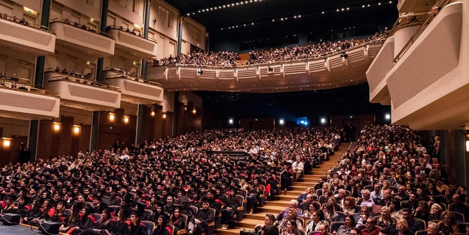 Λαμπρές τελετές αποφοίτησης από το Μητροπολιτικό Κολλέγιο [εικόνες] | iefimerida.gr 1