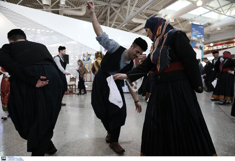 Γέμισε Γέρους και Κορέλες το Ελ. Βενιζέλος -Σκυριανά έθιμα στον διεθνή αερολιμένα [εικόνες] | iefimerida.gr 2