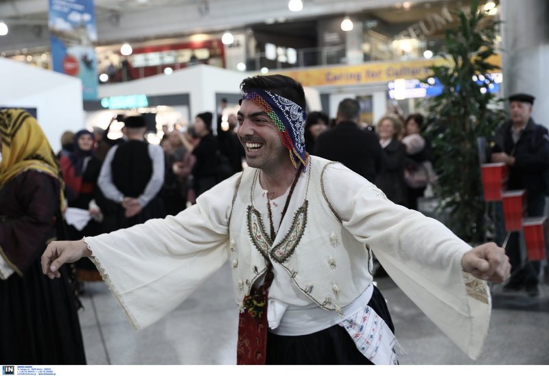 Γέμισε Γέρους και Κορέλες το Ελ. Βενιζέλος -Σκυριανά έθιμα στον διεθνή αερολιμένα [εικόνες] | iefimerida.gr 4