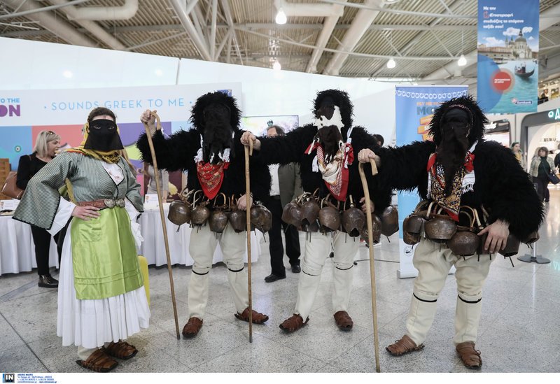 Γέμισε Γέρους και Κορέλες το Ελ. Βενιζέλος -Σκυριανά έθιμα στον διεθνή αερολιμένα [εικόνες] | iefimerida.gr 3