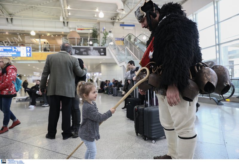 Γέμισε Γέρους και Κορέλες το Ελ. Βενιζέλος -Σκυριανά έθιμα στον διεθνή αερολιμένα [εικόνες] | iefimerida.gr 1
