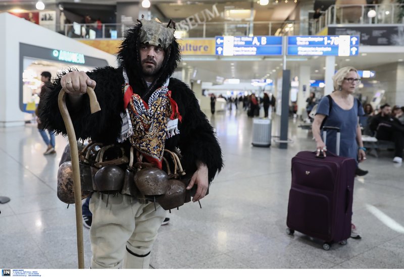 Γέμισε Γέρους και Κορέλες το Ελ. Βενιζέλος -Σκυριανά έθιμα στον διεθνή αερολιμένα [εικόνες] | iefimerida.gr 0