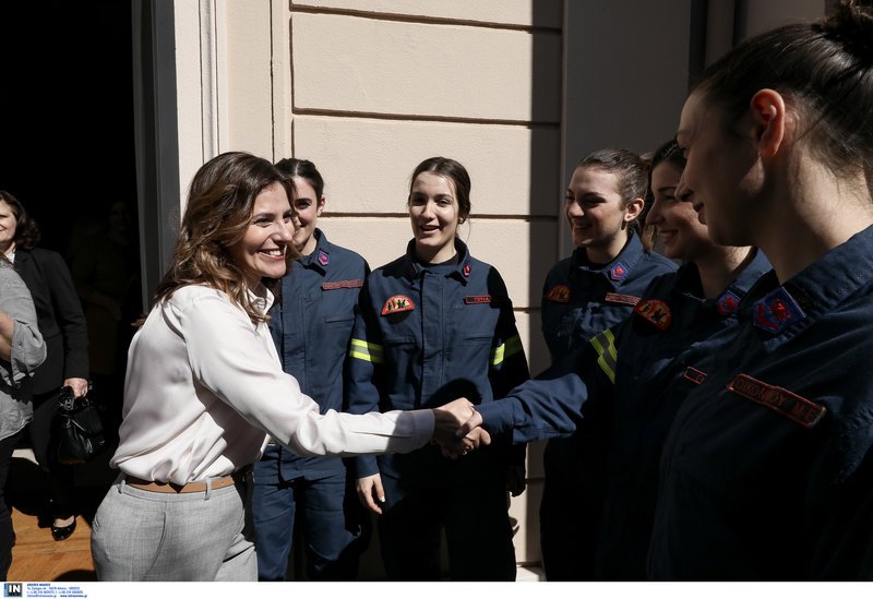 Η Περιστέρα Μπαζιάνα ντυμένη ανοιξιάτικα γιόρτασε την Ημέρα της Γυναίκας στον κήπο του Μεγάρου Μαξίμου [εικόνες] | iefimerida.gr 0