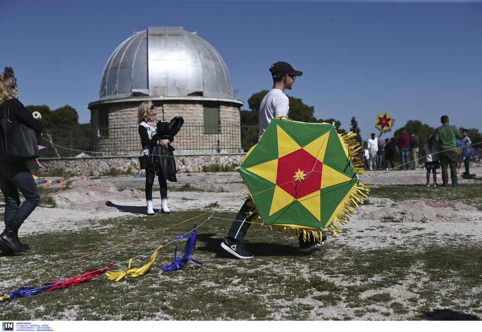 Πλημμύρισε από κόσμο ο λόφος του Φιλοπάππου -Μικροί και μεγάλοι πέταξαν χαρταετό [εικόνες] | iefimerida.gr 1