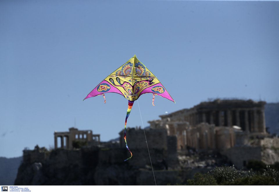 Πλημμύρισε από κόσμο ο λόφος του Φιλοπάππου -Μικροί και μεγάλοι πέταξαν χαρταετό [εικόνες] | iefimerida.gr 0