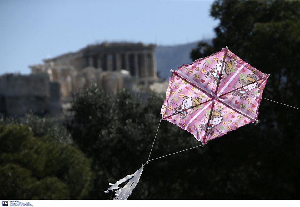 Πλημμύρισε από κόσμο ο λόφος του Φιλοπάππου -Μικροί και μεγάλοι πέταξαν χαρταετό [εικόνες] | iefimerida.gr 6