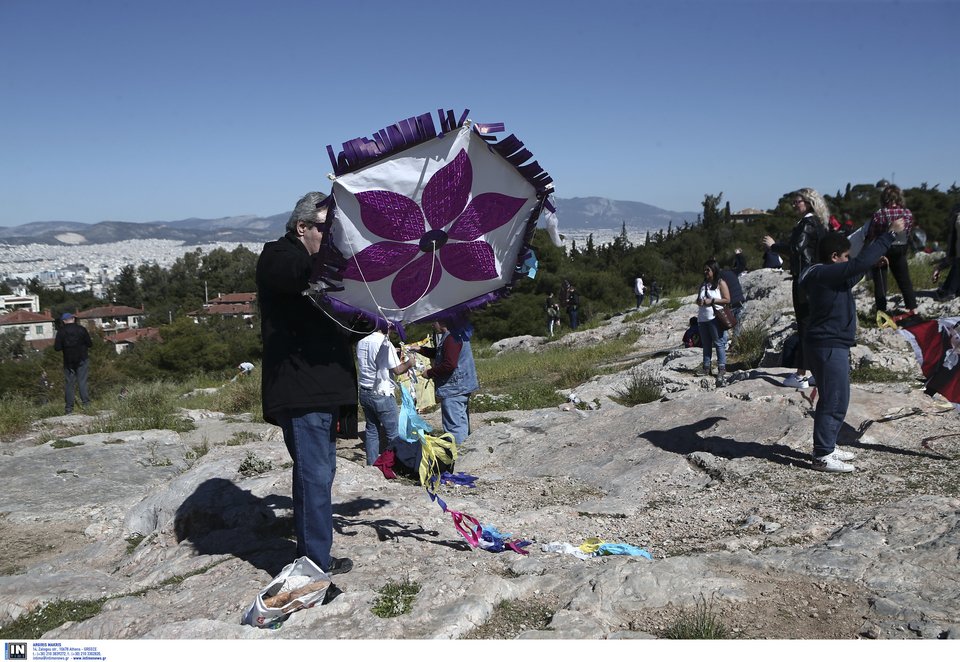 Πλημμύρισε από κόσμο ο λόφος του Φιλοπάππου -Μικροί και μεγάλοι πέταξαν χαρταετό [εικόνες] | iefimerida.gr 2