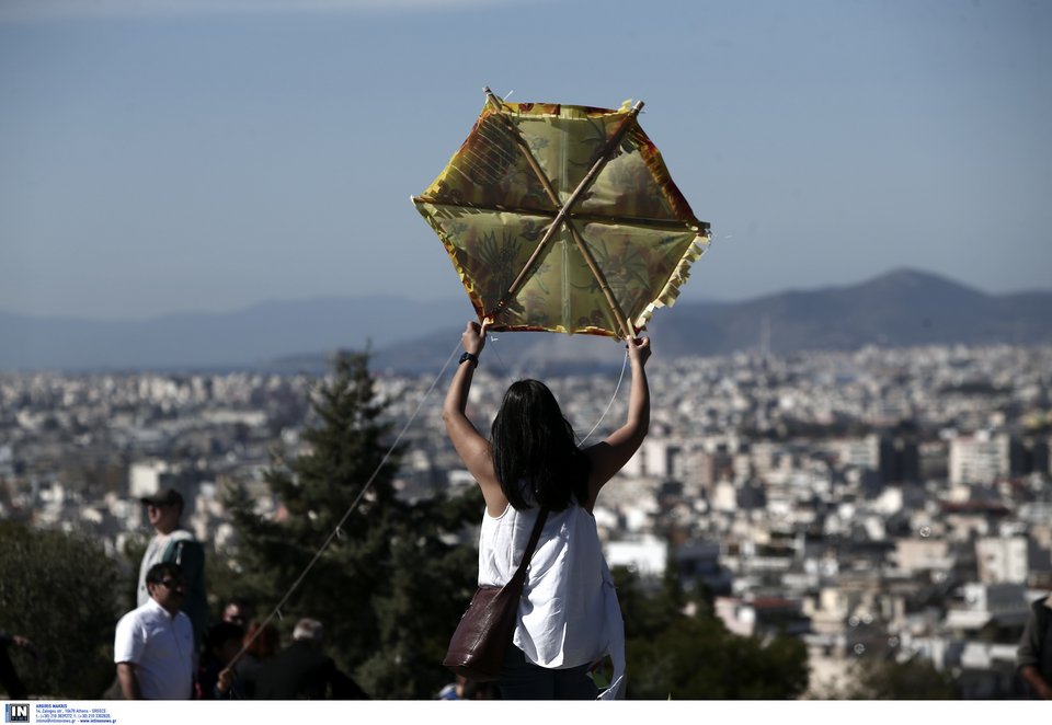 Πλημμύρισε από κόσμο ο λόφος του Φιλοπάππου -Μικροί και μεγάλοι πέταξαν χαρταετό [εικόνες] | iefimerida.gr 4