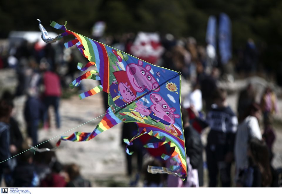 Πλημμύρισε από κόσμο ο λόφος του Φιλοπάππου -Μικροί και μεγάλοι πέταξαν χαρταετό [εικόνες] | iefimerida.gr 5