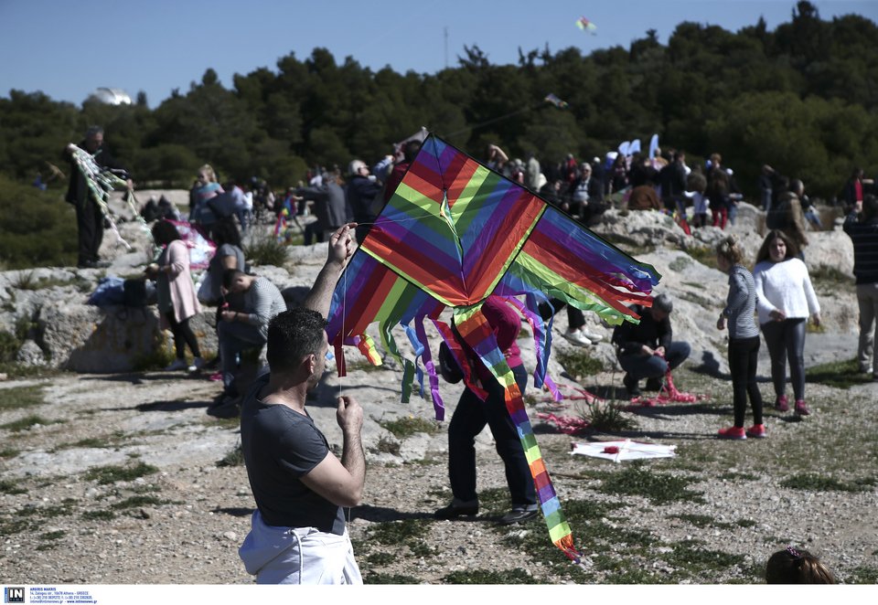 Πλημμύρισε από κόσμο ο λόφος του Φιλοπάππου -Μικροί και μεγάλοι πέταξαν χαρταετό [εικόνες] | iefimerida.gr 8