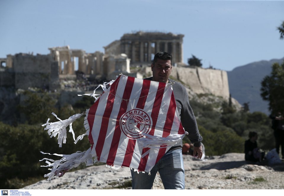Πλημμύρισε από κόσμο ο λόφος του Φιλοπάππου -Μικροί και μεγάλοι πέταξαν χαρταετό [εικόνες] | iefimerida.gr 3