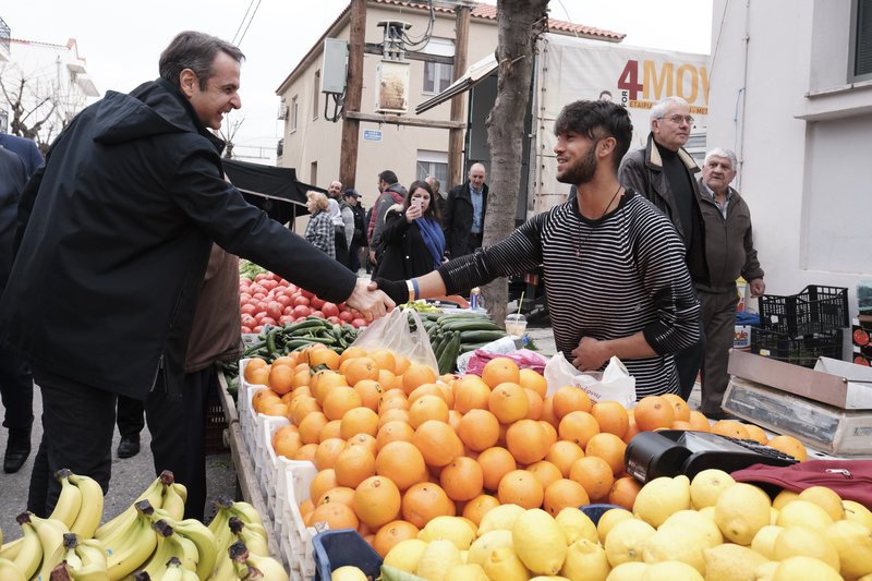 Ο πρόεδρος της ΝΔ έκανε βόλτα στην υπαίθρια αγορά της πόλης