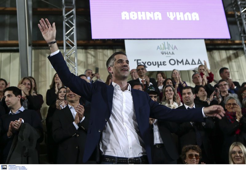 Ο Κώστας Μπακογιάννης χαιρετά τον κόσμο της συγκέντρωσης -Φωτογραφία: Intimenews/ΤΖΑΜΑΡΟΣ ΠΑΝΑΓΙΩΤΗΣ