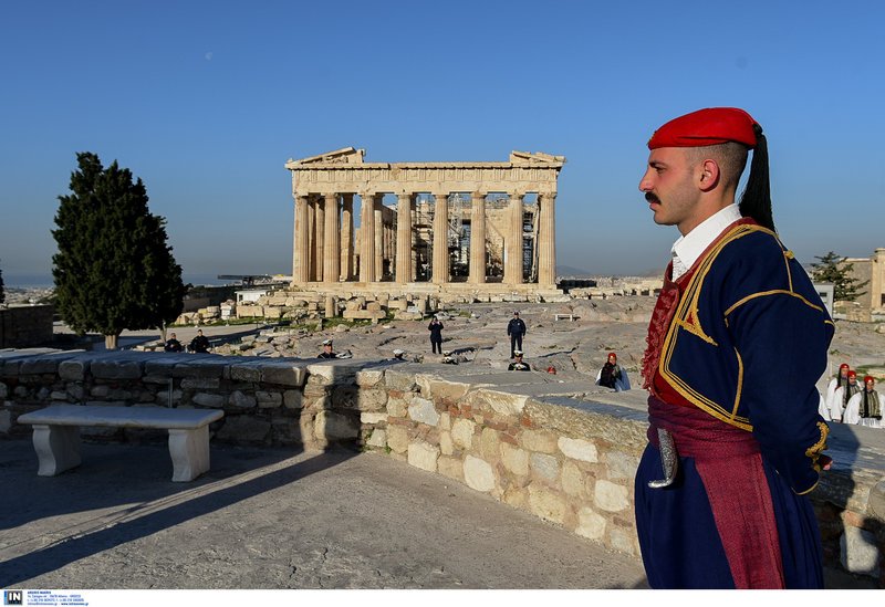 Εντυπωσιακές εικόνες από την έπαρση της σημαίας από την Προεδρική Φρουρά στην Ακρόπολη [εικόνες] | iefimerida.gr 9