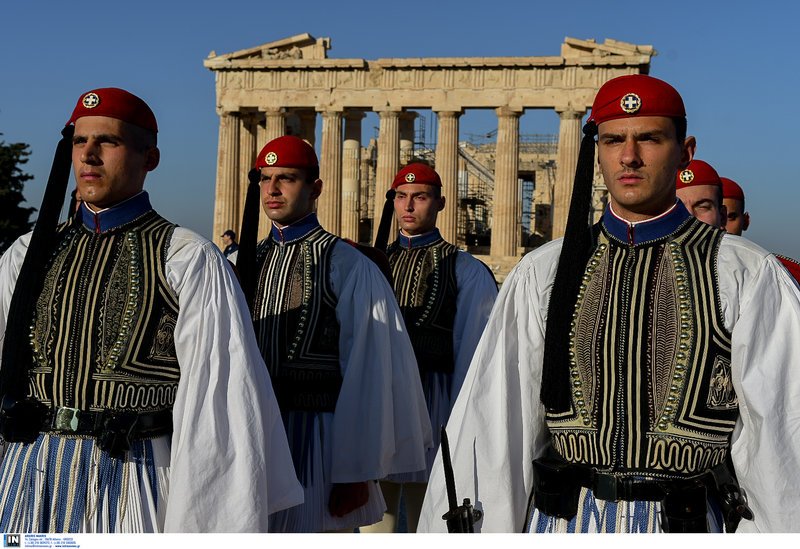 Εντυπωσιακές εικόνες από την έπαρση της σημαίας από την Προεδρική Φρουρά στην Ακρόπολη [εικόνες] | iefimerida.gr 7