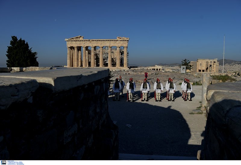 Εντυπωσιακές εικόνες από την έπαρση της σημαίας από την Προεδρική Φρουρά στην Ακρόπολη [εικόνες] | iefimerida.gr 6