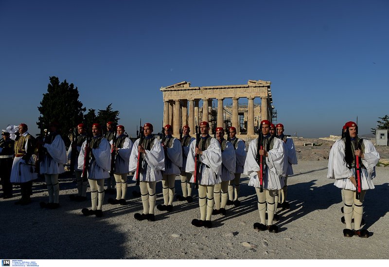 Εντυπωσιακές εικόνες από την έπαρση της σημαίας από την Προεδρική Φρουρά στην Ακρόπολη [εικόνες] | iefimerida.gr 5