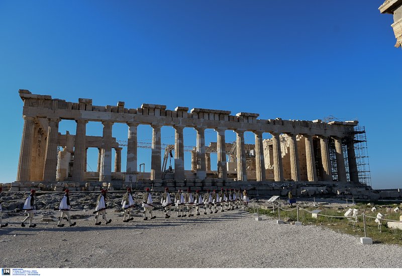 Εντυπωσιακές εικόνες από την έπαρση της σημαίας από την Προεδρική Φρουρά στην Ακρόπολη [εικόνες] | iefimerida.gr 4