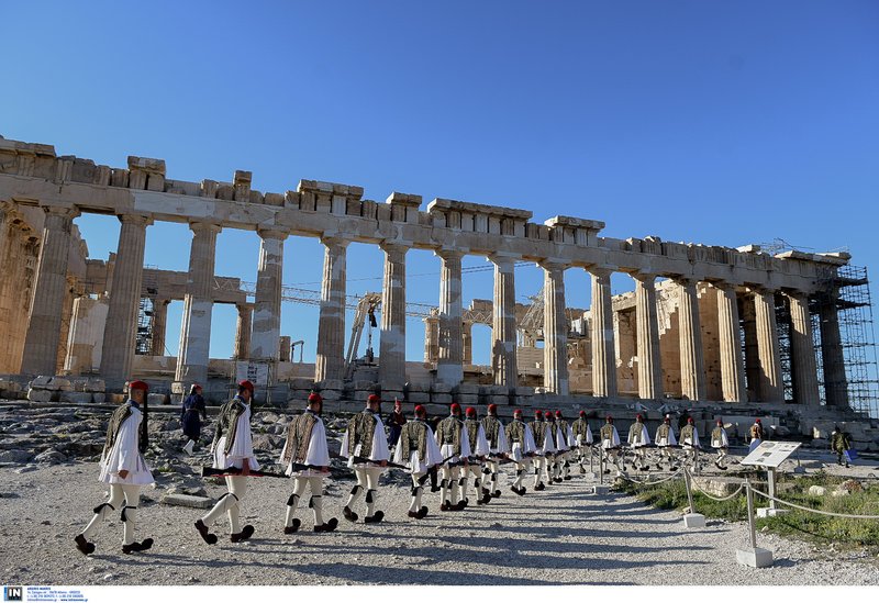 Εντυπωσιακές εικόνες από την έπαρση της σημαίας από την Προεδρική Φρουρά στην Ακρόπολη [εικόνες] | iefimerida.gr 3