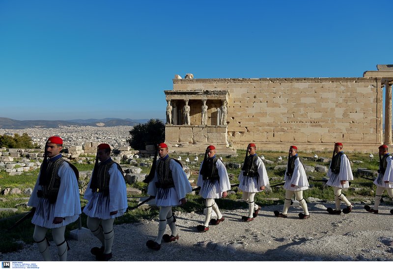 Εντυπωσιακές εικόνες από την έπαρση της σημαίας από την Προεδρική Φρουρά στην Ακρόπολη [εικόνες] | iefimerida.gr 2
