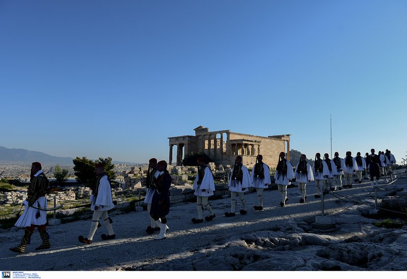 Εντυπωσιακές εικόνες από την έπαρση της σημαίας από την Προεδρική Φρουρά στην Ακρόπολη [εικόνες] | iefimerida.gr 1