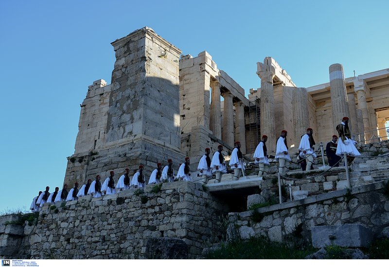 Εντυπωσιακές εικόνες από την έπαρση της σημαίας από την Προεδρική Φρουρά στην Ακρόπολη [εικόνες] | iefimerida.gr 0