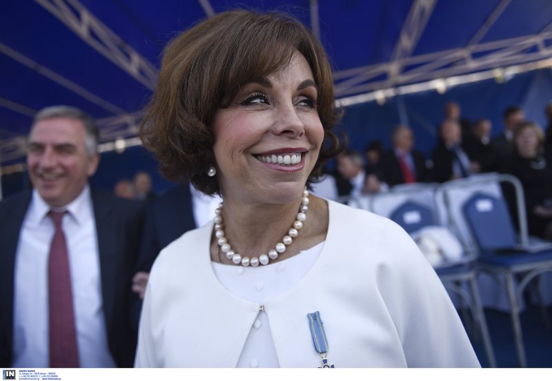 Η Βούλα Πατουλίδου έκλεψε την παράσταση στην παρέλαση: Ντυμένη... νύφη [εικόνες] | iefimerida.gr 3