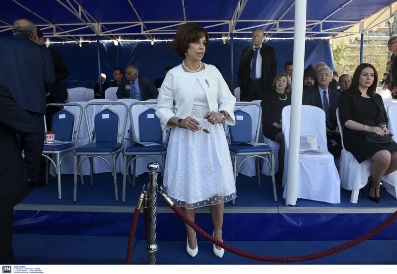 Η Βούλα Πατουλίδου έκλεψε την παράσταση στην παρέλαση: Ντυμένη... νύφη [εικόνες] | iefimerida.gr 4