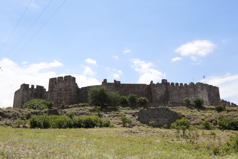 Στο Κάστρο υπάρχει μια πρώτη βυζαντινή φάση οχύρωσης, μια δεύτερη κύρια κατασκευαστική φάση του 14ου αι. και τέλος μια τουρκική που χρονολογείται στο πρώτο μισό του 16ου αι. και χωρίζεται σε τρία τμήματα: το Άνω Κάστρο, το Μεσαίο Κάστρο και το Κάτω Κάστρο.
