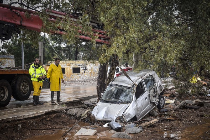 Κατεστραμμένο αμάξι στη Μάνδρα