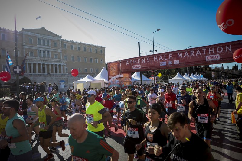 Οι δρομείς «κατέλαβαν» το κέντρο της Αθήνας -Ανθρωποι κάθε ηλικίας στον Ημιμαραθώνιο [εικόνες & βίντεο] | iefimerida.gr 4