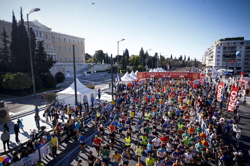 Οι δρομείς «κατέλαβαν» το κέντρο της Αθήνας -Ανθρωποι κάθε ηλικίας στον Ημιμαραθώνιο [εικόνες & βίντεο] | iefimerida.gr 8