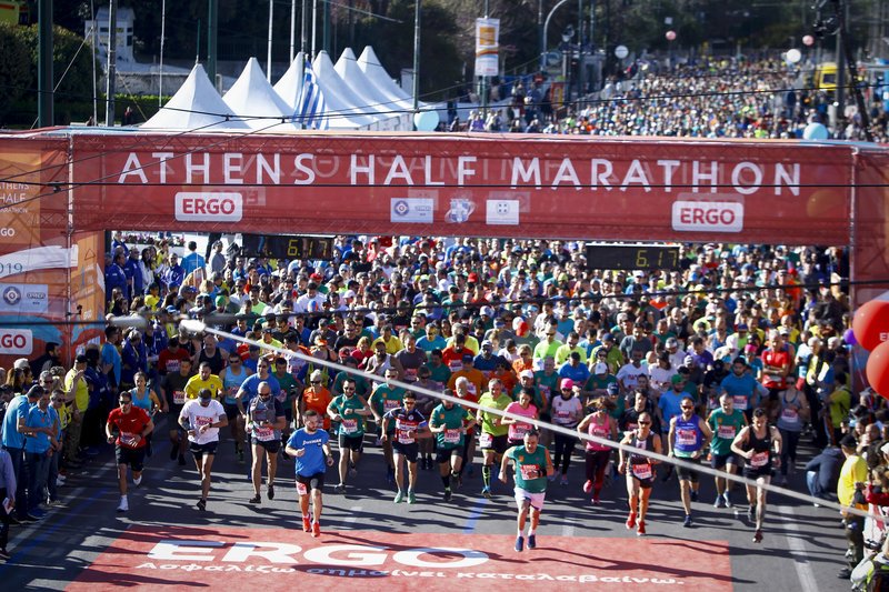Οι δρομείς «κατέλαβαν» το κέντρο της Αθήνας -Ανθρωποι κάθε ηλικίας στον Ημιμαραθώνιο [εικόνες & βίντεο] | iefimerida.gr 7