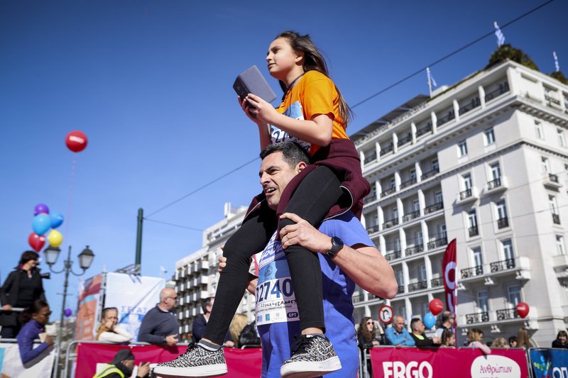 Οι δρομείς «κατέλαβαν» το κέντρο της Αθήνας -Ανθρωποι κάθε ηλικίας στον Ημιμαραθώνιο [εικόνες & βίντεο] | iefimerida.gr 9