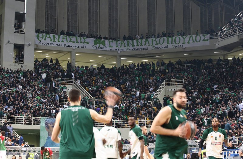 Το ΟΑΚΑ «έκλαψε» για τον Θανάση Γιαννακόπουλο -Βουβό κλίμα και σύνθημα για τον «τυφώνα» [εικόνες & βίντεο] | iefimerida.gr 5