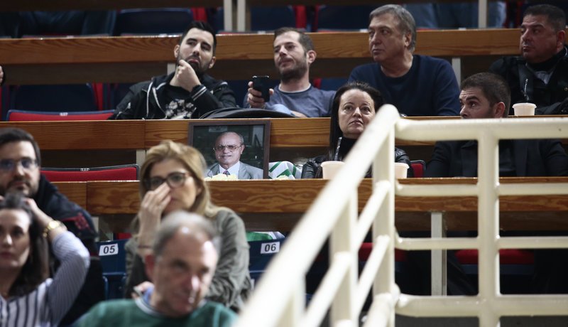 Το ΟΑΚΑ «έκλαψε» για τον Θανάση Γιαννακόπουλο -Βουβό κλίμα και σύνθημα για τον «τυφώνα» [εικόνες & βίντεο] | iefimerida.gr 3