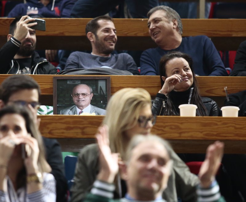 Το ΟΑΚΑ «έκλαψε» για τον Θανάση Γιαννακόπουλο -Βουβό κλίμα και σύνθημα για τον «τυφώνα» [εικόνες & βίντεο] | iefimerida.gr 2