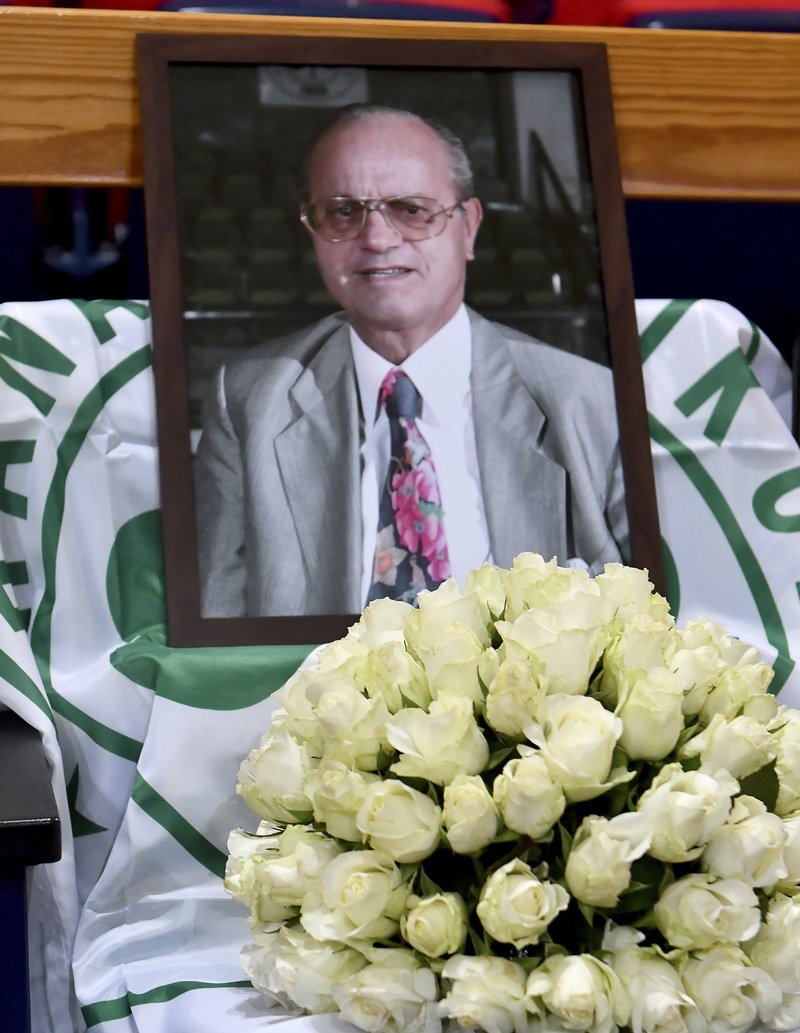 Το ΟΑΚΑ «έκλαψε» για τον Θανάση Γιαννακόπουλο -Βουβό κλίμα και σύνθημα για τον «τυφώνα» [εικόνες & βίντεο] | iefimerida.gr 9