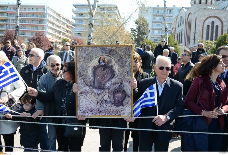 Εκαναν την παρέλαση συλλαλητήριο στη Θεσσαλονίκη -Ο κόσμος βγήκε με σημαίες στους δρόμους [βίντεο & εικόνες] | iefimerida.gr 7