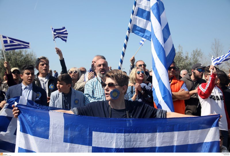 Εκαναν την παρέλαση συλλαλητήριο στη Θεσσαλονίκη -Ο κόσμος βγήκε με σημαίες στους δρόμους [βίντεο & εικόνες] | iefimerida.gr 8