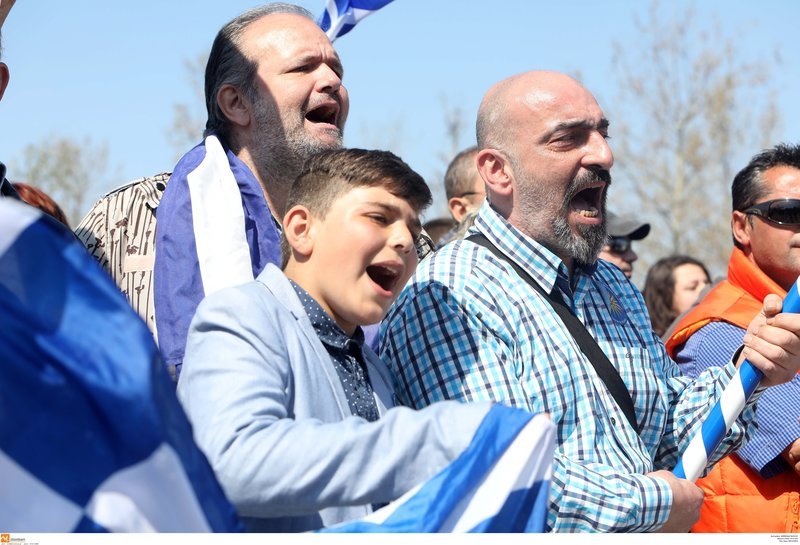 Εκαναν την παρέλαση συλλαλητήριο στη Θεσσαλονίκη -Ο κόσμος βγήκε με σημαίες στους δρόμους [βίντεο & εικόνες] | iefimerida.gr 4