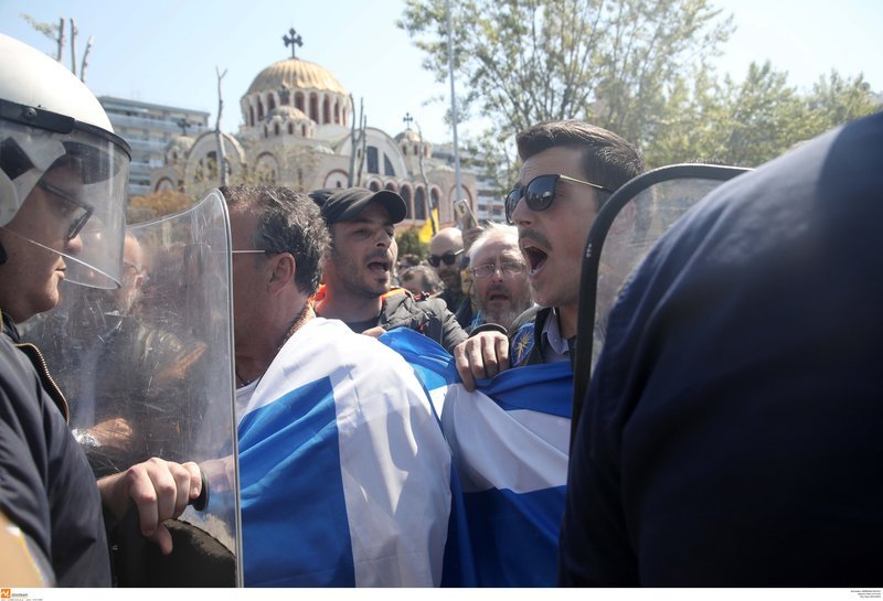 Εκαναν την παρέλαση συλλαλητήριο στη Θεσσαλονίκη -Ο κόσμος βγήκε με σημαίες στους δρόμους [βίντεο & εικόνες] | iefimerida.gr 5