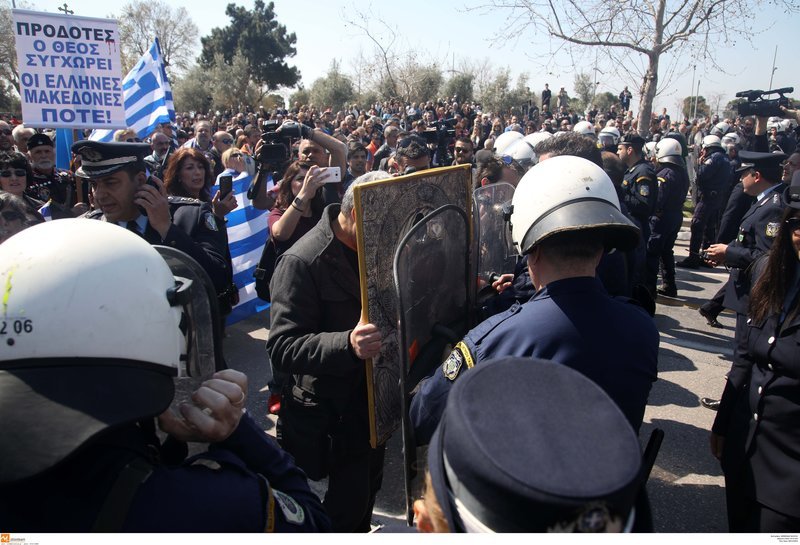 Εκαναν την παρέλαση συλλαλητήριο στη Θεσσαλονίκη -Ο κόσμος βγήκε με σημαίες στους δρόμους [βίντεο & εικόνες] | iefimerida.gr 2