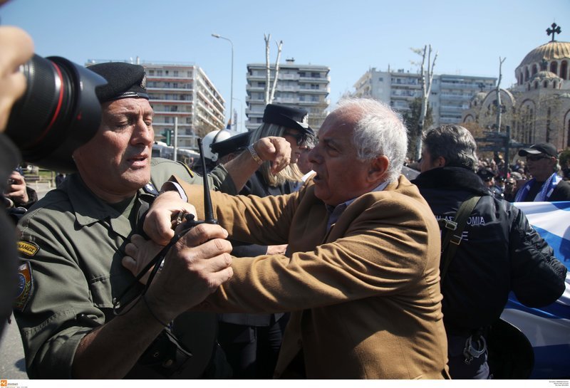 Εκαναν την παρέλαση συλλαλητήριο στη Θεσσαλονίκη -Ο κόσμος βγήκε με σημαίες στους δρόμους [βίντεο & εικόνες] | iefimerida.gr 0