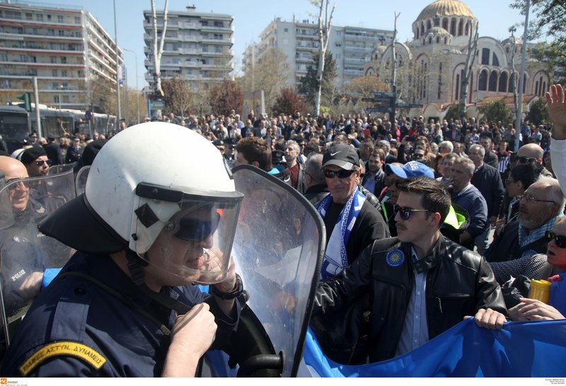 Εκαναν την παρέλαση συλλαλητήριο στη Θεσσαλονίκη -Ο κόσμος βγήκε με σημαίες στους δρόμους [βίντεο & εικόνες] | iefimerida.gr 1