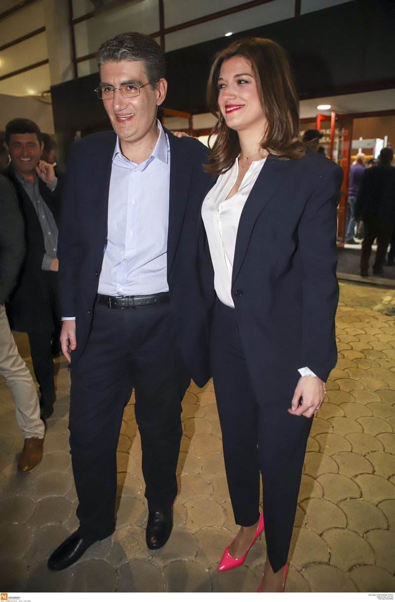 Η Κατερίνα Νοτοπούλου με κοστούμι και φούξια γόβες